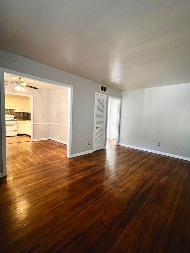 Building Photo - Quiet Midtown Community 2bd/1ba with Fall ...