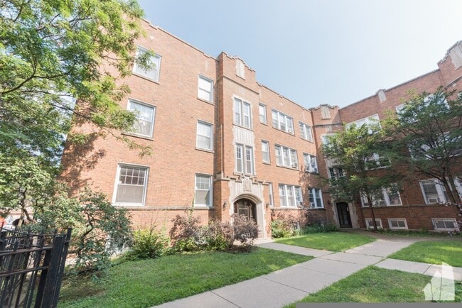 Building Photo - 1825 W Foster Ave