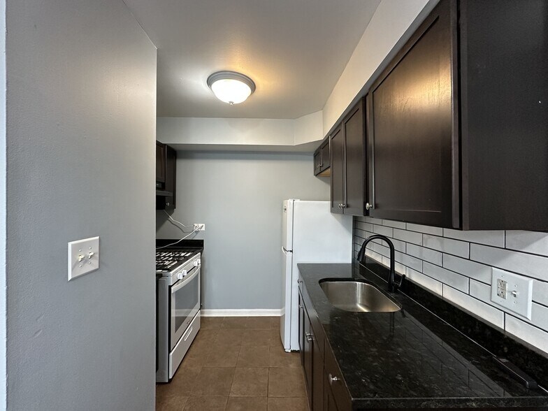 Building Photo - 9620 Ivanhoe Ave