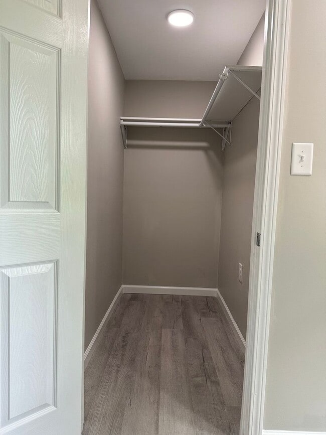 Building Photo - 607 New River Dr