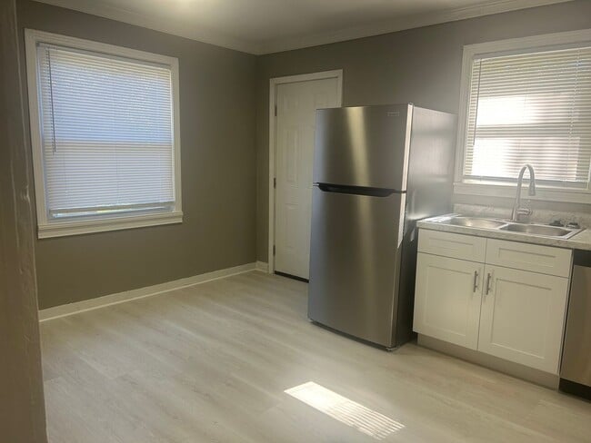 Building Photo - 816 W 42nd St