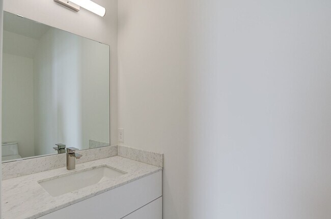 Building Photo - Luxury 3 Bed Townhome in Durham RTP