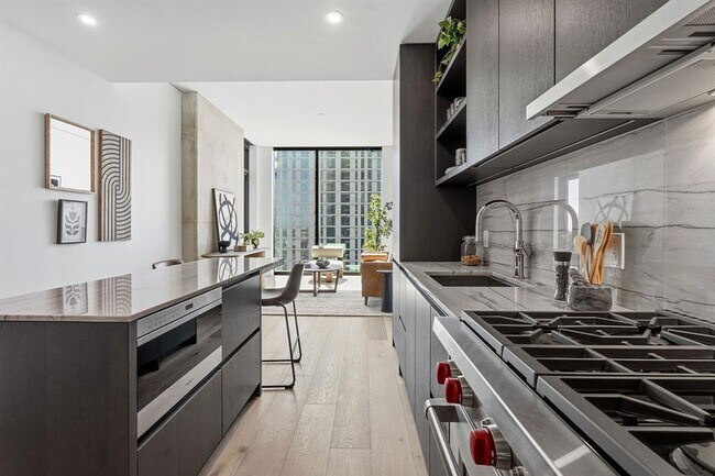 Building Photo - 610 Davis St