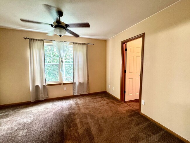 Building Photo - 10595 NE Kingston Meadow Cir