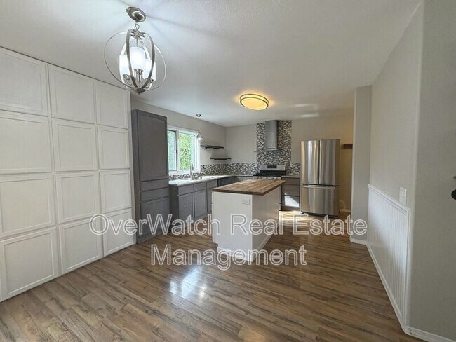 Building Photo - 6121 De Armoun Rd