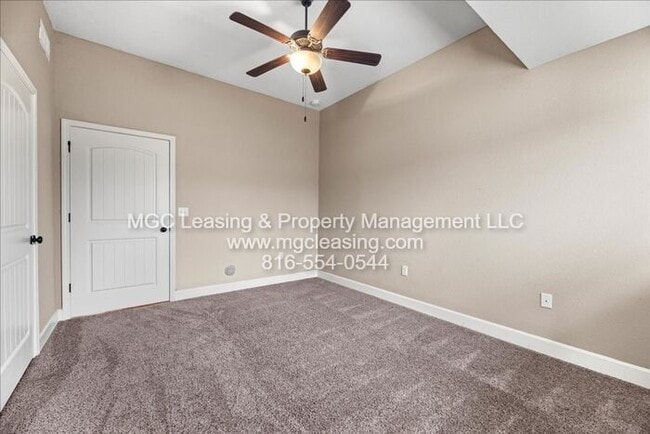 Building Photo - Foxridge Townhomes - only unit available at Foxridge until late Spring