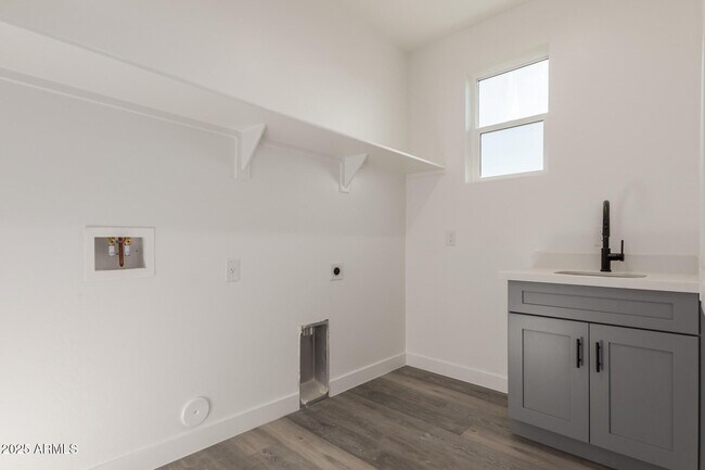 Building Photo - 957 E Desert Dr