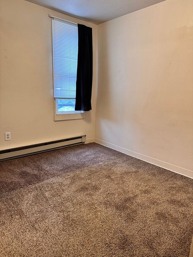 Building Photo - 607 N Elm St
