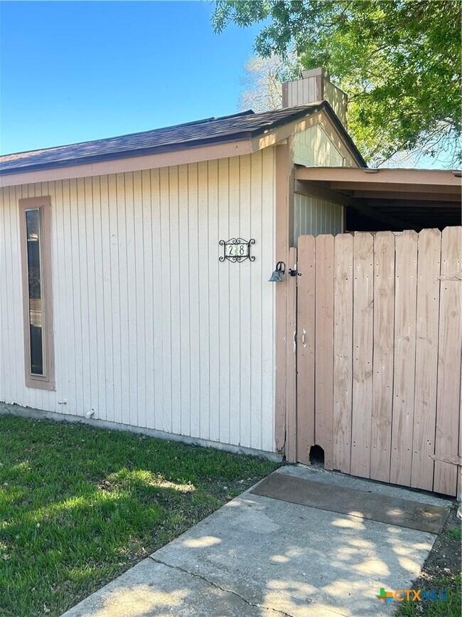 Building Photo - 1051 Country Club Dr