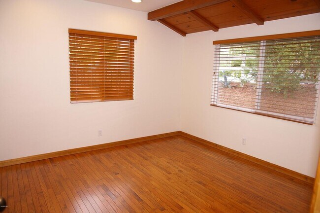 Building Photo - 268 Lake Sherwood Dr