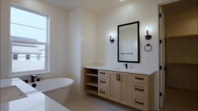 Building Photo - "Luxurious 3-Bed Oasis in Granite Bay with Elegant Finishes & Modern Comforts"