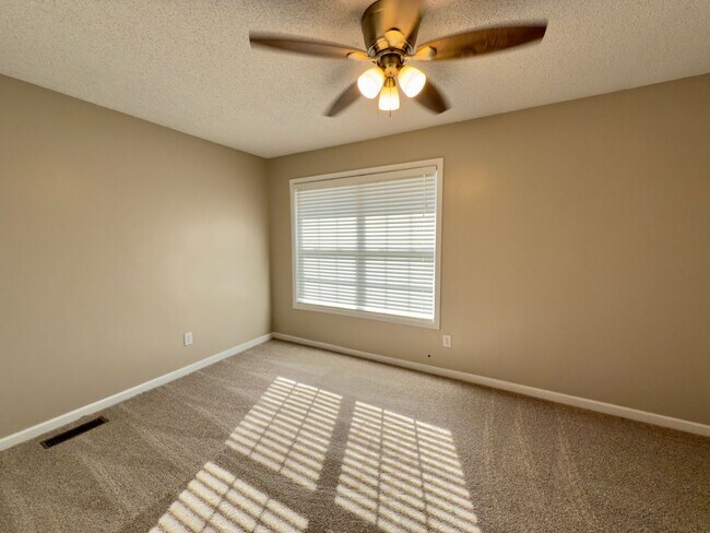 Building Photo - 2 Bedroom/11.5 Bath Dallas Townhome