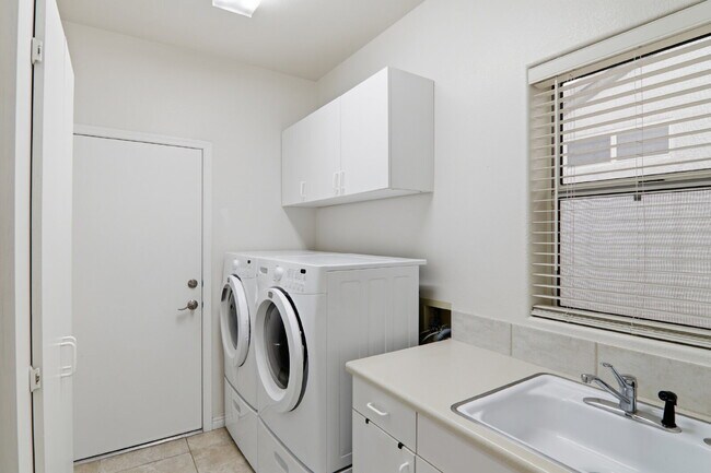 Building Photo - Comfortable single-story living! This inviting 3-bed, 2-bath home offering 1,756 sq ft with fully...