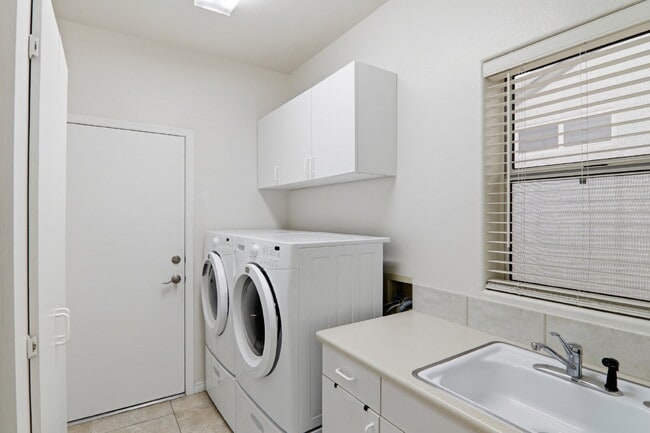 Building Photo - Discover comfortable single-story living in this inviting 3-bedroom, 2-bathroom home offering 1,7...