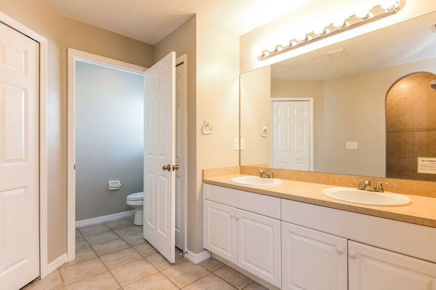 Building Photo - 3013 SW 4th Pl