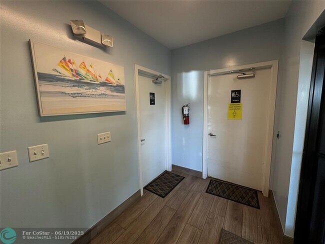 Building Photo - 3200 N Palm Aire Dr