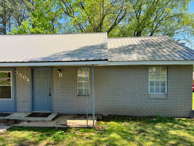 Building Photo - 3504 Cole Ave