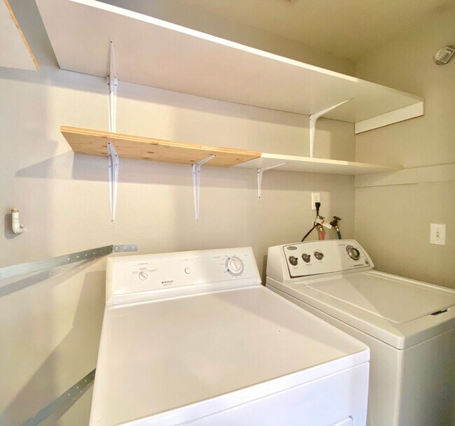 Building Photo - *$1,000 off second full month of rent!* Wonderful Wilsonville Townhouse