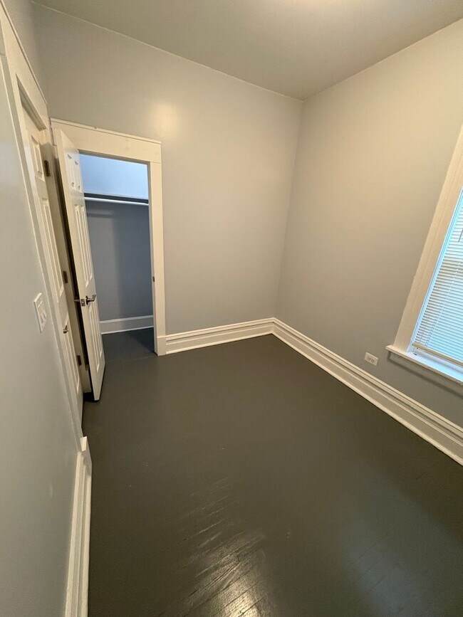 Building Photo - 1034 W 61st St