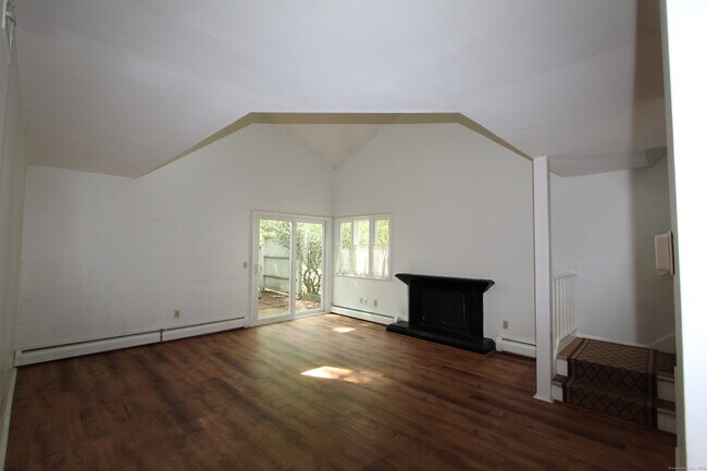 Building Photo - 6 Lyle Ct