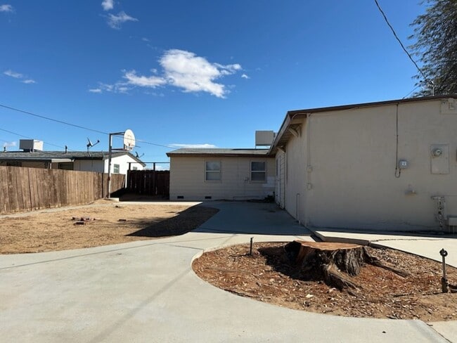 Building Photo - 401 N Norma St