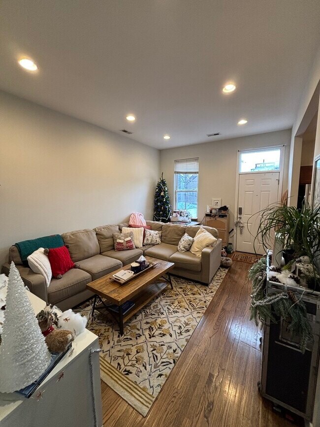 Building Photo - 1644 N Hermitage Ave