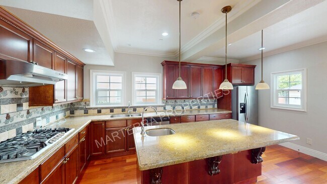 Building Photo - Charming 4-Bedroom Home in Wilshire Park HPOZ – Private Decks, Backyard & Garage!