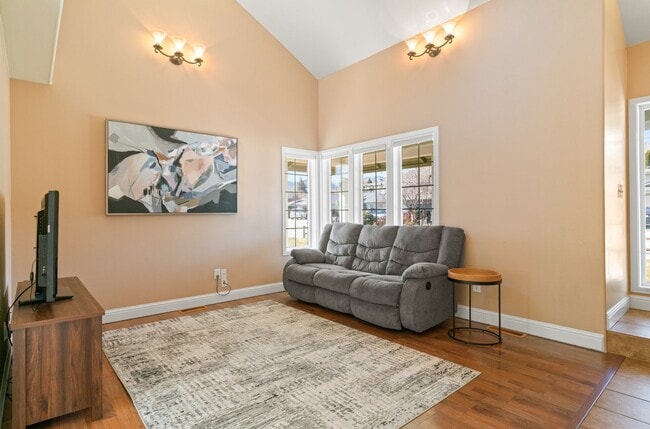 Building Photo - Beautiful 3 Bedroom 2.5 bath home with 2 c...