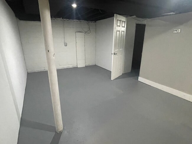 Building Photo - Spacious 4 Bed / 2 Bath Home with Large Ba...