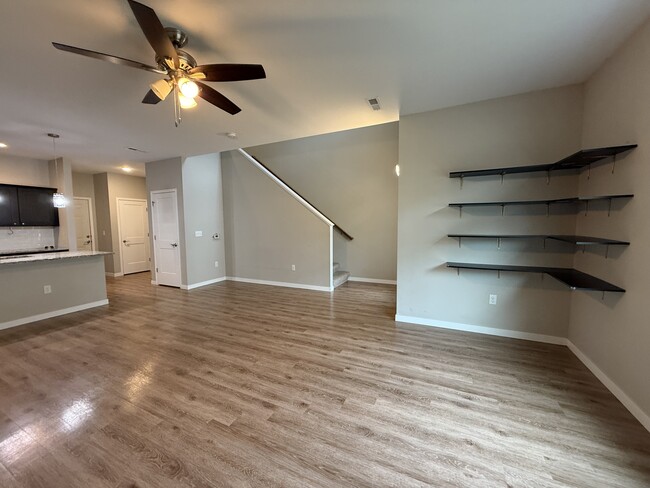 Building Photo - 1318 N Dodge St Ct