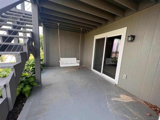 Building Photo - 627 N Daylily Dr