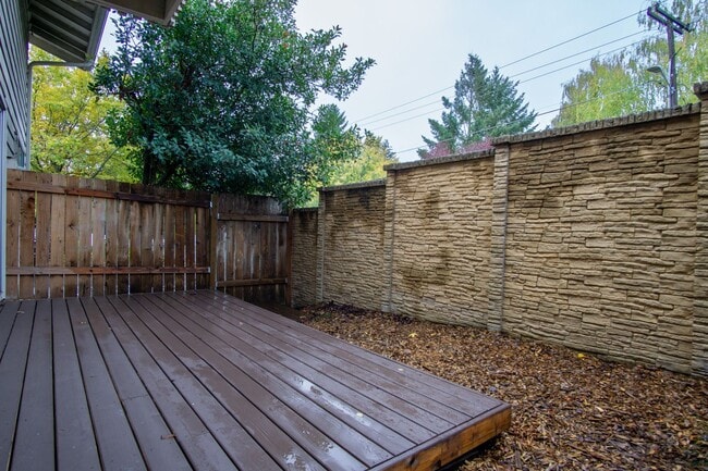 Building Photo - FREE RENT: Garden-Level 2 Bed 2 Bath with ...