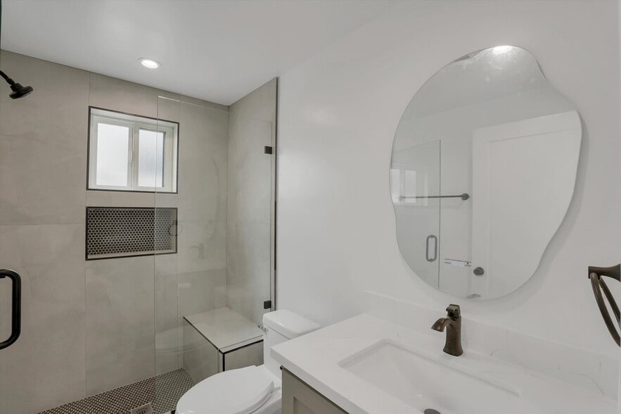 Building Photo - 2116 E 2nd St