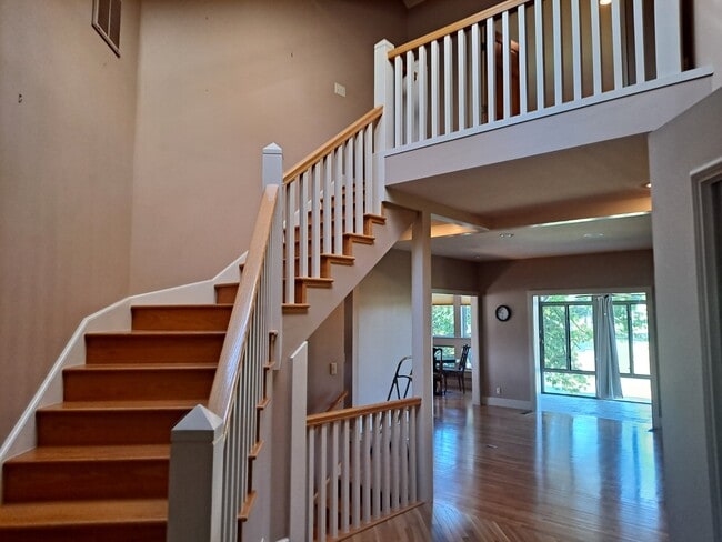 Building Photo - 11 Fairway Dr