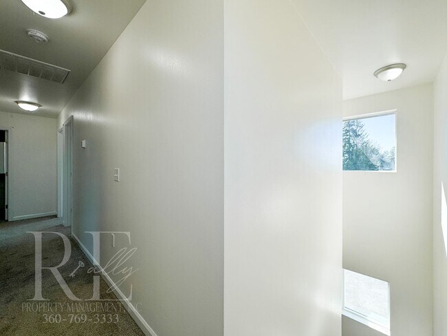 Building Photo - SUPERSIZED 5-Bd HOME