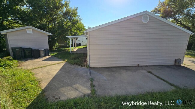 Building Photo - 3 bed 1 bath in Northbook on corner of Lor...