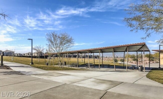 Building Photo - Spacious Henderson Townhome with Balconies and Resort Amenities