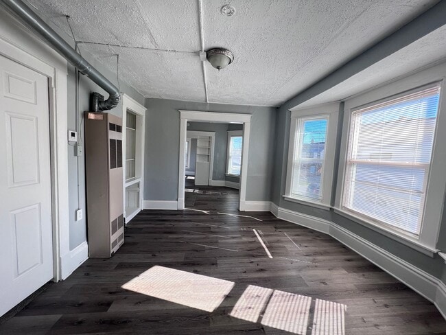 Building Photo - Bright Upper Two Bedroom Unit! Recently Remodeled!