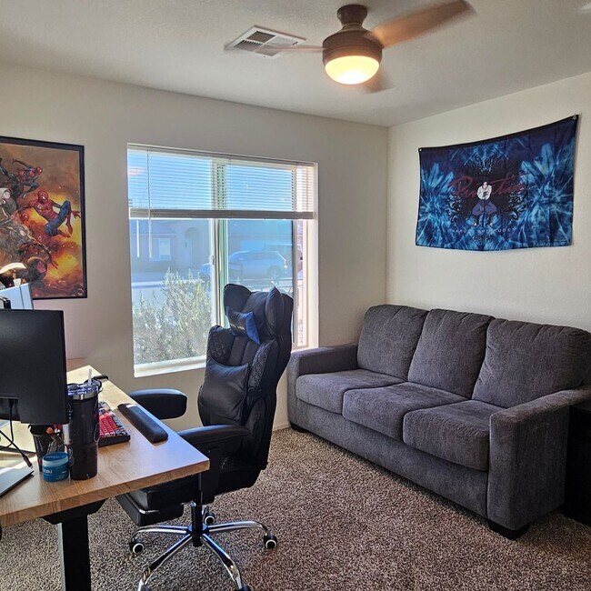 Building Photo - Solar home for Rent!