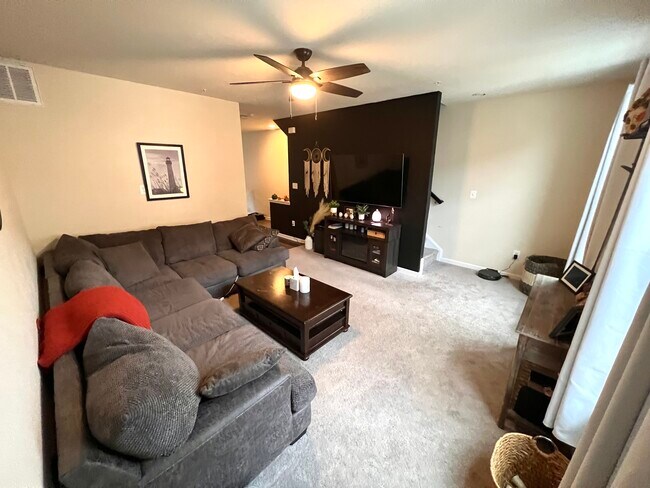 Building Photo - 8355 Daydream Cres