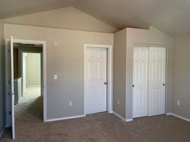 Building Photo - Beautiful 2Bd/2Ba Townhome in Notting Hill...