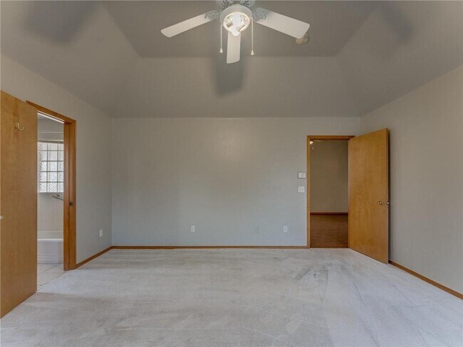 Building Photo - 1004 SW 127th Pl