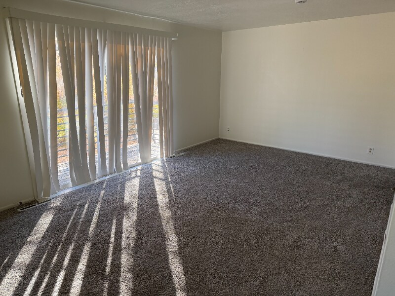 Building Photo - 831 E Stratford Ave