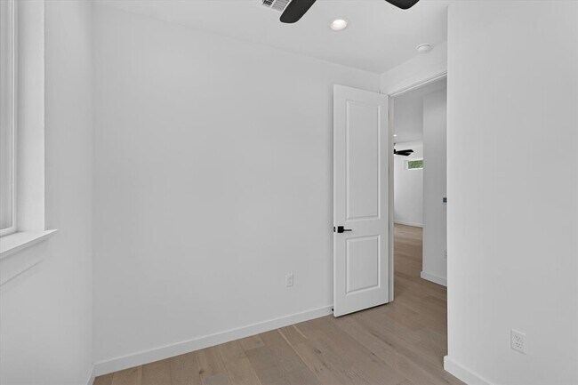 Building Photo - 5305 Ledesma Rd