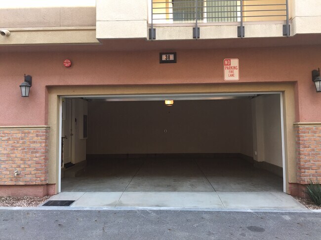 Building Photo - 422 W Route 66