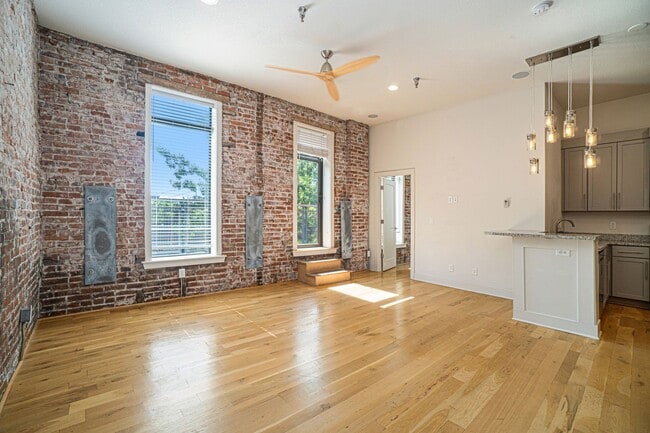 Building Photo - Modern 1 Bedroom, 1 Bath Apartment Home  Located In Historic Westport
