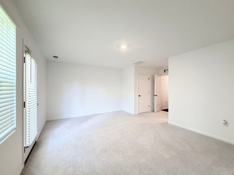 Building Photo - 3611 Elm Grove Ln