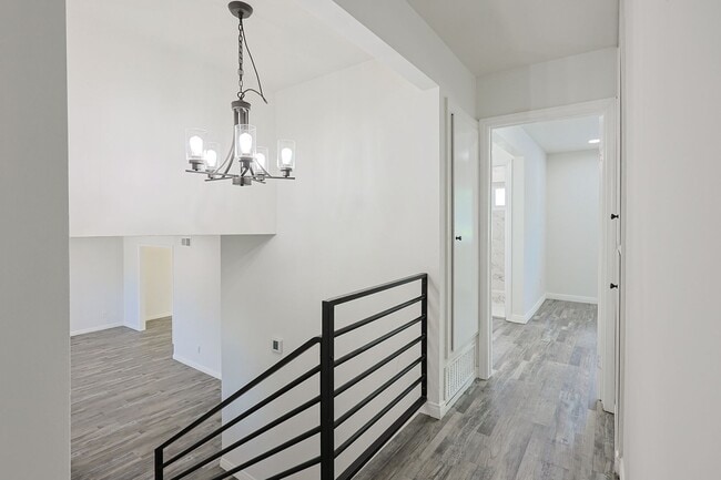 Building Photo - Spacious 5-Bedroom, 3-Bath Home – Convenie...