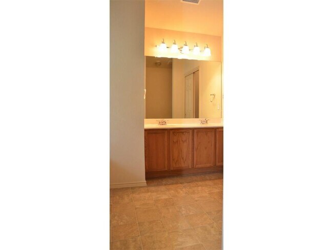 Building Photo - 1511 Legend Oaks Ln