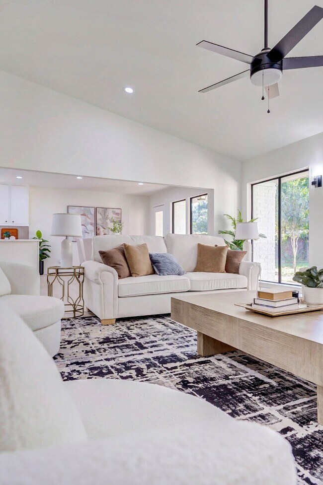 Building Photo - 10303 Chevy Chase Dr